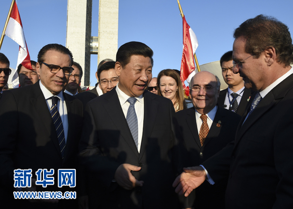 7月16日，國家主席習近平在巴西利亞會見巴西參議長卡列羅斯（前右）和眾議長阿爾維斯（前左）。 新華社記者 李學仁 攝 