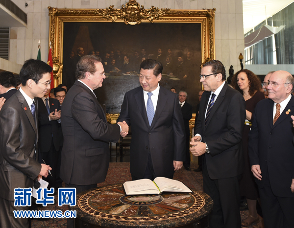 7月16日，國家主席習近平在巴西利亞會見巴西參議長卡列羅斯（前排左二）和眾議長阿爾維斯（前排右二）。 新華社記者 李學仁 攝 