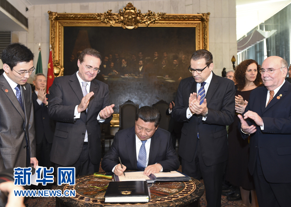 7月16日，國家主席習近平在巴西利亞會見巴西參議長卡列羅斯（前排左二）和眾議長阿爾維斯（前排右二）。這是習近平應邀為參眾兩院題詞。新華社記者 李學仁 攝 