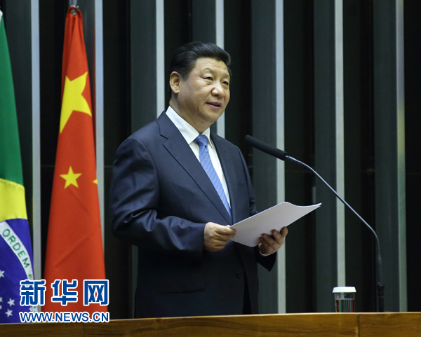 7月16日，國家主席習近平在巴西國會發(fā)表《弘揚傳統(tǒng)友好共譜合作新篇》的演講。 新華社記者 蘭紅光 攝 