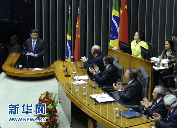 7月16日，國家主席習近平在巴西國會發(fā)表《弘揚傳統(tǒng)友好共譜合作新篇》的演講。 新華社記者 劉建生 攝