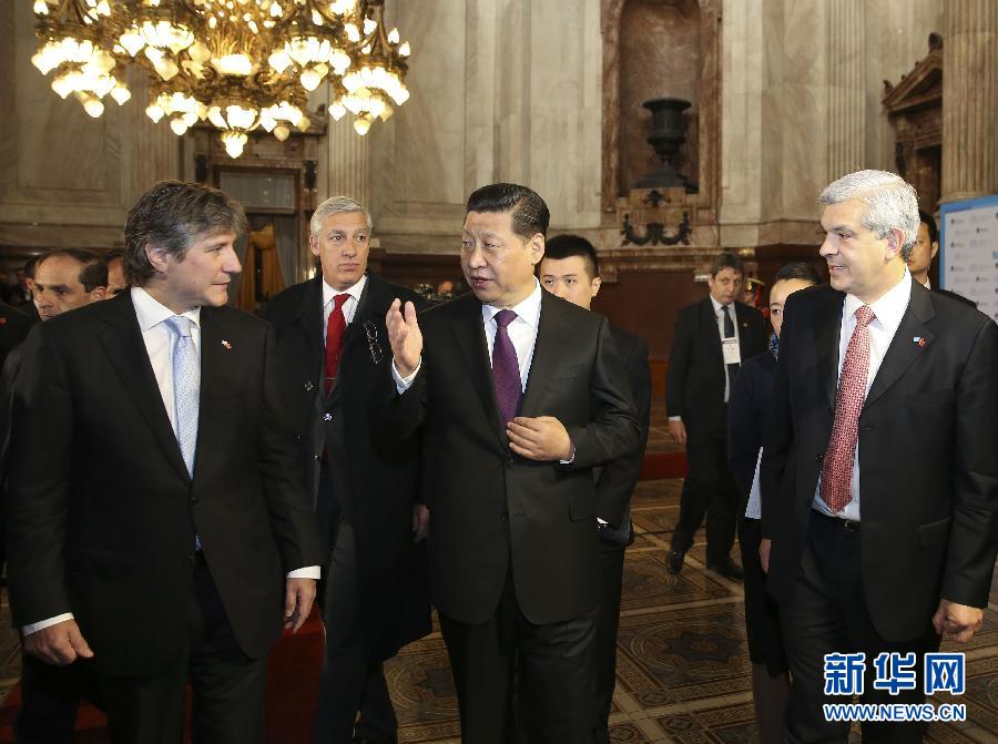 當地時間7月19日，國家主席習近平在布宜諾斯艾利斯會見阿根廷副總統(tǒng)兼參議長布杜（前左）和眾議長多明格斯（前右）。 新華社記者丁林攝 