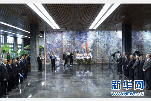 當(dāng)?shù)貢r(shí)間7月22日，國(guó)家主席習(xí)近平在哈瓦那接受古巴政府授予的&ldquo;何塞&middot;馬蒂&rdquo;勛章。古巴國(guó)務(wù)委員會(huì)主席兼部長(zhǎng)會(huì)議主席勞爾&middot;卡斯特羅為習(xí)近平佩戴勛章。新華社記者馬占成攝