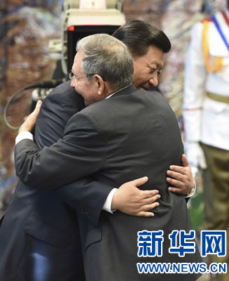 當(dāng)?shù)貢r(shí)間7月22日，國(guó)家主席習(xí)近平在哈瓦那接受古巴政府授予的&ldquo;何塞&middot;馬蒂&rdquo;勛章。古巴國(guó)務(wù)委員會(huì)主席兼部長(zhǎng)會(huì)議主席勞爾&middot;卡斯特羅為習(xí)近平佩戴勛章。新華社記者馬占成攝