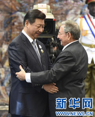 當(dāng)?shù)貢r(shí)間7月22日，國(guó)家主席習(xí)近平在哈瓦那接受古巴政府授予的&ldquo;何塞&middot;馬蒂&rdquo;勛章。古巴國(guó)務(wù)委員會(huì)主席兼部長(zhǎng)會(huì)議主席勞爾&middot;卡斯特羅為習(xí)近平佩戴勛章。新華社記者馬占成攝