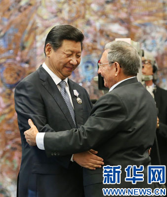 當(dāng)?shù)貢r(shí)間7月22日，國(guó)家主席習(xí)近平在哈瓦那接受古巴政府授予的&ldquo;何塞&middot;馬蒂&rdquo;勛章。古巴國(guó)務(wù)委員會(huì)主席兼部長(zhǎng)會(huì)議主席勞爾&middot;卡斯特羅為習(xí)近平佩戴勛章。新華社記者劉衛(wèi)兵攝