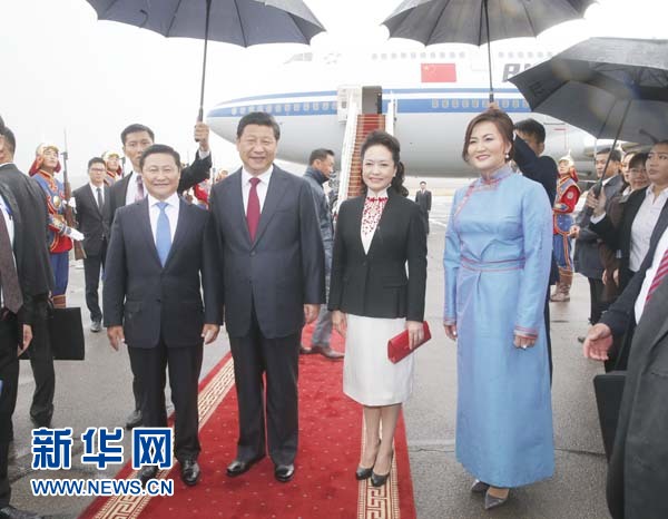 8月21日，國家主席習(xí)近平抵達(dá)烏蘭巴托，開始對蒙古國進(jìn)行國事訪問。習(xí)近平和夫人彭麗媛在機場受到蒙古國總理阿勒坦呼亞格夫婦熱情迎接。新華社記者鞠鵬攝 