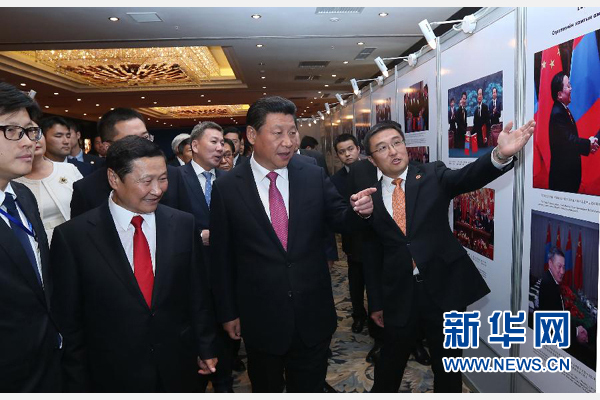 8月22日，國(guó)家主席習(xí)近平在烏蘭巴托與蒙古國(guó)總理阿勒坦呼亞格共同出席中蒙經(jīng)貿(mào)合作回顧展開(kāi)幕式。 新華社記者 龐興雷 攝 