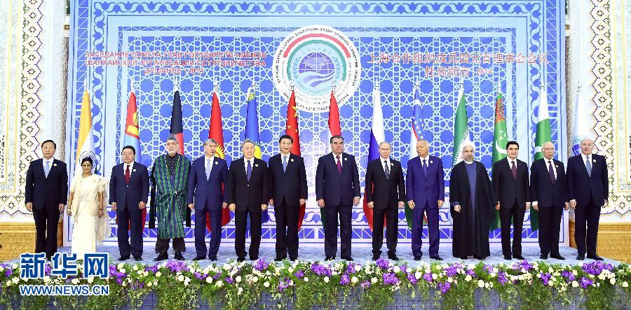 9月12日，上海合作組織成員國(guó)元首理事會(huì)第十四次會(huì)議在塔吉克斯坦首都杜尚別舉行。國(guó)家主席習(xí)近平出席會(huì)議并發(fā)表重要講話。這是與會(huì)成員國(guó)元首、觀察員國(guó)領(lǐng)導(dǎo)人或代表、主席國(guó)客人以及有關(guān)國(guó)際和地區(qū)組織代表集體合影。新華社記者李濤攝 