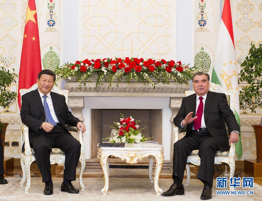 9月13日，國家主席習近平在杜尚別同塔吉克斯坦總統(tǒng)拉赫蒙舉行會談。 新華社記者黃敬文攝 