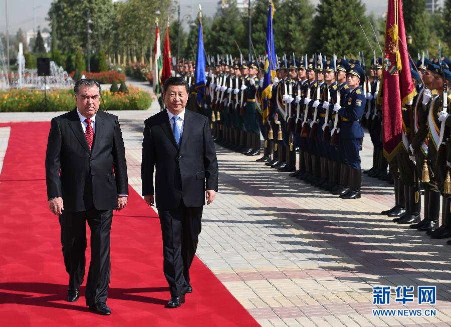 9月13日，國(guó)家主席習(xí)近平在杜尚別同塔吉克斯坦總統(tǒng)拉赫蒙舉行會(huì)談。會(huì)談前，拉赫蒙在民族宮前廣場(chǎng)為習(xí)近平舉行隆重的歡迎儀式。新華社記者馬占成攝 