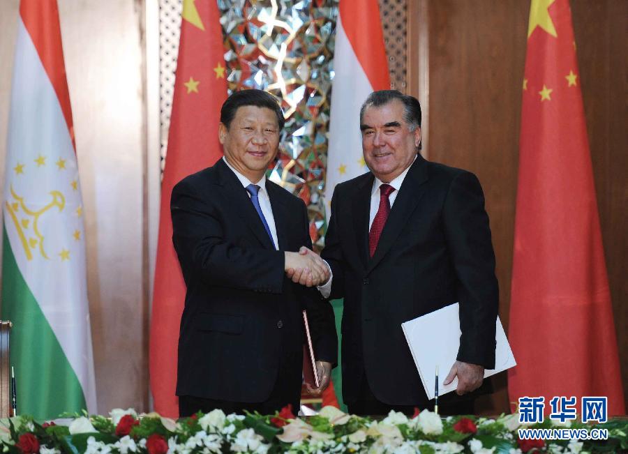 9月13日，國(guó)家主席習(xí)近平和塔吉克斯坦總統(tǒng)拉赫蒙在杜尚別共同簽署《中塔關(guān)于進(jìn)一步發(fā)展和深化戰(zhàn)略伙伴關(guān)系的聯(lián)合宣言》。新華社記者謝環(huán)馳攝 