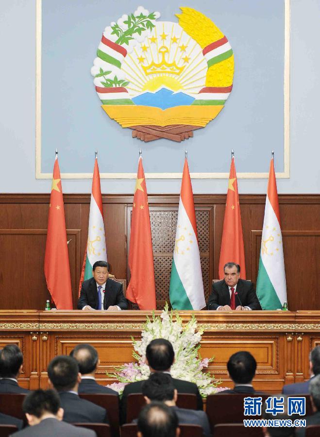9月13日，國(guó)家主席習(xí)近平同塔吉克斯坦總統(tǒng)拉赫蒙在杜尚別共同會(huì)見(jiàn)記者。 新華社記者謝環(huán)馳攝