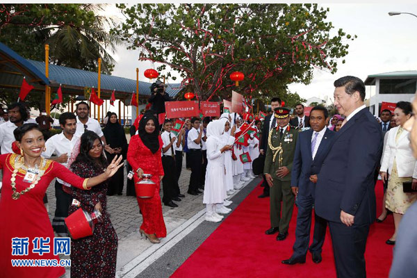 9月14日，國家主席習(xí)近平抵達(dá)馬累，開始對馬爾代夫進(jìn)行國事訪問。習(xí)近平和夫人彭麗媛在機(jī)場受到馬爾代夫總統(tǒng)亞明夫婦的熱情迎接。 新華社記者 鞠鵬 攝