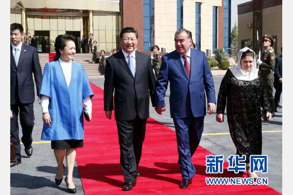 9月14日，國(guó)家主席習(xí)近平結(jié)束對(duì)塔吉克斯坦的國(guó)事訪問，乘坐專機(jī)離開杜尚別。拉赫蒙總統(tǒng)夫婦專程到機(jī)場(chǎng)為習(xí)近平和夫人彭麗媛送行。新華社記者 鞠鵬 攝 