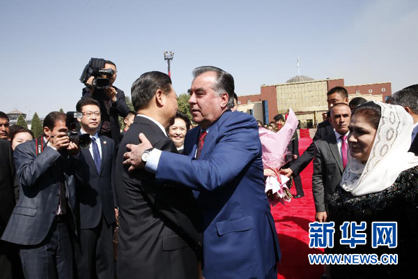 9月14日，國(guó)家主席習(xí)近平結(jié)束對(duì)塔吉克斯坦的國(guó)事訪問，乘坐專機(jī)離開杜尚別。拉赫蒙總統(tǒng)夫婦專程到機(jī)場(chǎng)為習(xí)近平和夫人彭麗媛送行。新華社記者 鞠鵬 攝 