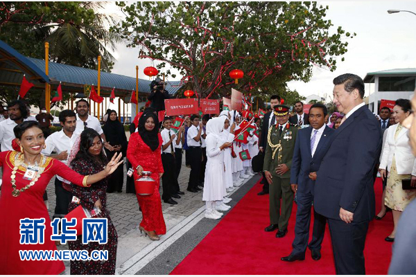  9月14日，國家主席習近平抵達馬累，開始對馬爾代夫進行國事訪問。習近平和夫人彭麗媛在機場受到馬爾代夫總統(tǒng)亞明夫婦的熱情迎接。新華社記者 鞠鵬 攝 