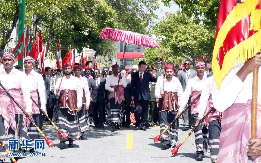 9月15日，國家主席習近平同馬爾代夫總統(tǒng)亞明在馬累舉行會談。會談前，亞明在共和國廣場為習近平舉行歡迎儀式。 新華社記者 鞠鵬 攝