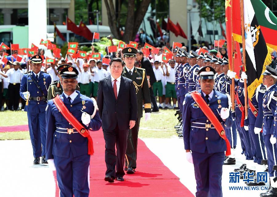 9月15日，國家主席習近平同馬爾代夫總統(tǒng)亞明在馬累舉行會談。會談前，亞明在共和國廣場為習近平舉行歡迎儀式。 新華社記者 馬占成 攝 