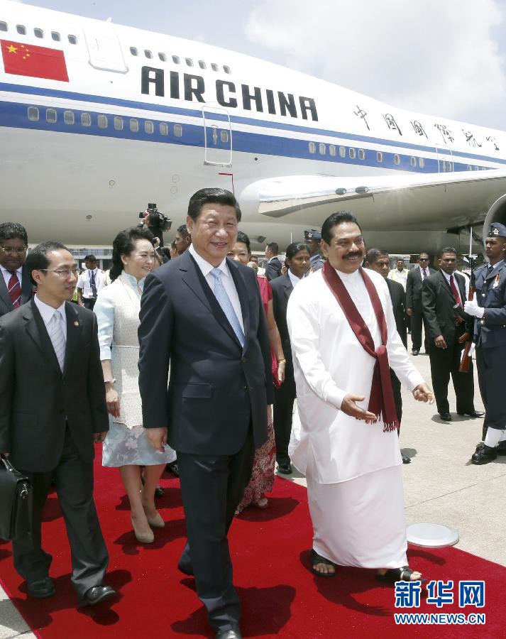 9月16日，國家主席習(xí)近平抵達(dá)科倫坡，開始對斯里蘭卡進(jìn)行國事訪問。在班達(dá)拉奈克國際機(jī)場，習(xí)近平和夫人彭麗媛受到拉賈帕克薩總統(tǒng)夫婦熱情迎接。新華社記者鞠鵬攝 