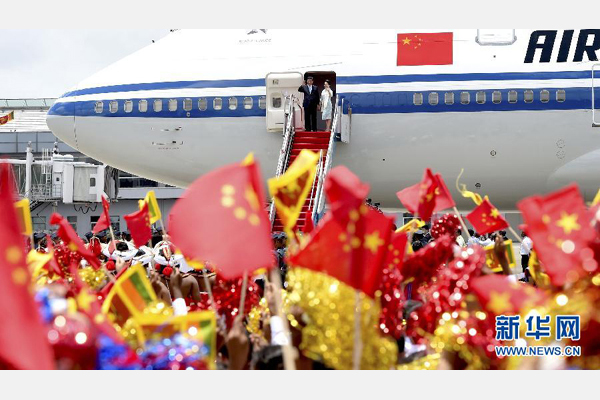 9月16日，國家主席習(xí)近平抵達(dá)科倫坡，開始對斯里蘭卡進(jìn)行國事訪問。這是習(xí)近平和夫人彭麗媛向歡迎群眾揮手致意。 新華社記者馬占成攝 