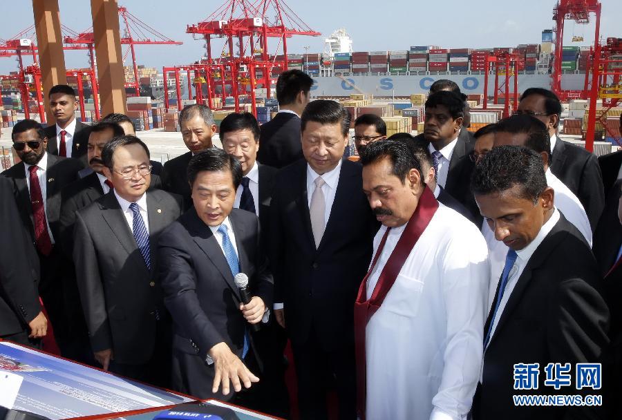 9月17日，國家主席習(xí)近平在斯里蘭卡總統(tǒng)拉賈帕克薩陪同下，考察中斯重要合作項(xiàng)目&mdash;&mdash;科倫坡港南集裝箱碼頭。 新華社記者 鞠鵬 攝