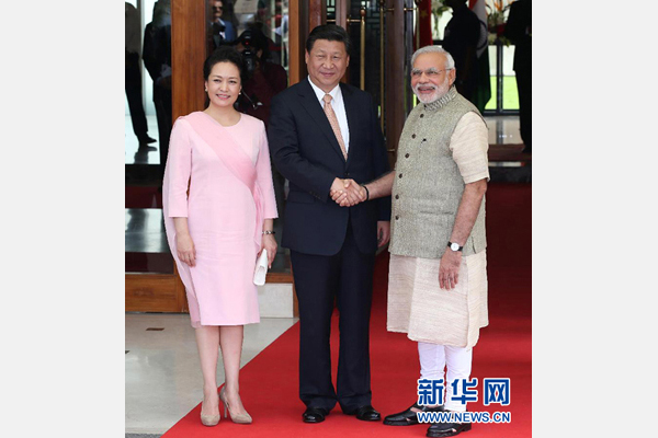 9月17日，國(guó)家主席習(xí)近平在古吉拉特邦艾哈邁達(dá)巴德會(huì)見(jiàn)印度總理莫迪。這是會(huì)見(jiàn)前，莫迪在習(xí)近平下榻的賓館前迎接習(xí)近平和夫人彭麗媛。 新華社記者 龐興雷 攝