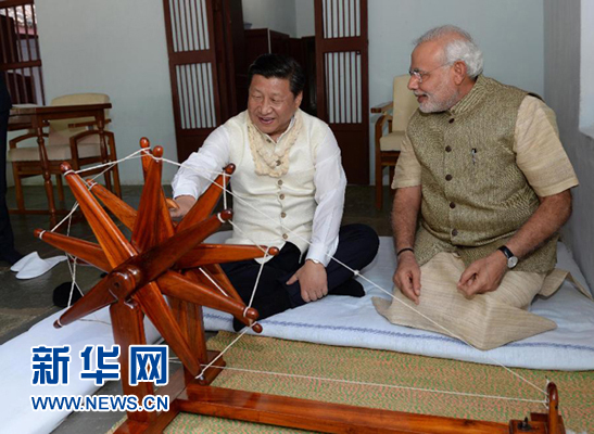 9月17日，國(guó)家主席習(xí)近平在印度古吉拉特邦進(jìn)行訪問(wèn)。印度總理莫迪全程陪同。這是習(xí)近平在參觀甘地故居時(shí)，親自搖動(dòng)甘地曾經(jīng)使用過(guò)的紡車。新華社記者 馬占成 攝