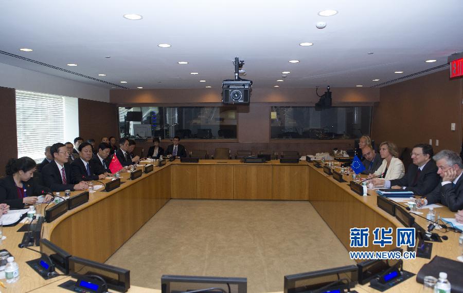  9月23日，正在紐約出席聯(lián)合國(guó)氣候峰會(huì)的國(guó)家主席習(xí)近平特使、國(guó)務(wù)院副總理張高麗在紐約聯(lián)合國(guó)總部會(huì)見歐盟委員會(huì)主席巴羅佐。新華社記者 王曄 攝 