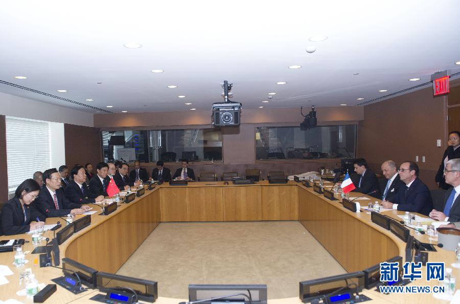 9月23日，出席聯(lián)合國氣候峰會的國家主席習近平特使、國務(wù)院副總理張高麗在紐約聯(lián)合國總部會見法國總統(tǒng)奧朗德。 新華社記者 王曄 攝