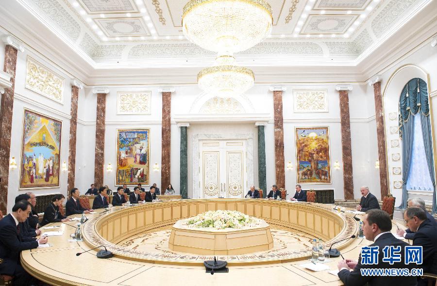 9月26日，應(yīng)邀訪問白俄羅斯的國務(wù)院副總理張高麗在明斯克會見白俄羅斯總統(tǒng)盧卡申科。新華社記者王曄攝 