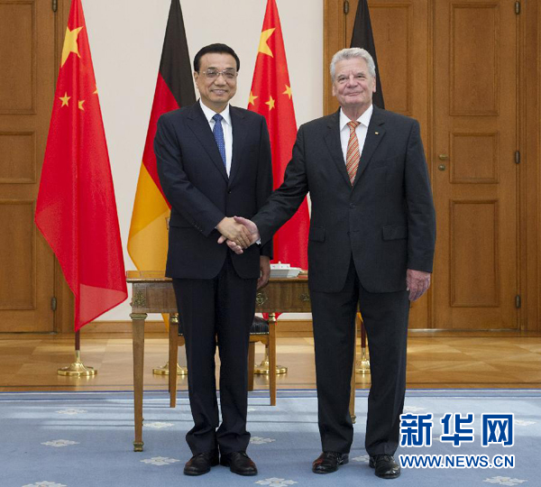 10月10日，國(guó)務(wù)院總理李克強(qiáng)在柏林會(huì)見(jiàn)德國(guó)總統(tǒng)高克。 新華社記者王曄 攝 