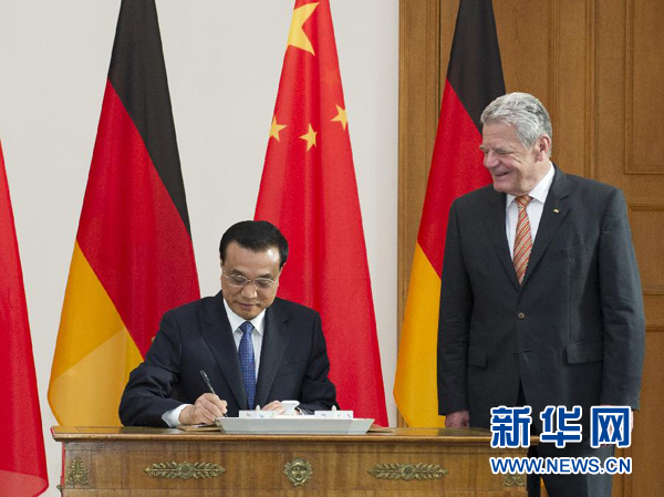 10月10日，國(guó)務(wù)院總理李克強(qiáng)在柏林會(huì)見(jiàn)德國(guó)總統(tǒng)高克。這是李克強(qiáng)總理在高克總統(tǒng)的陪同下在貴賓簿上簽字。 新華社記者 王曄 攝 
