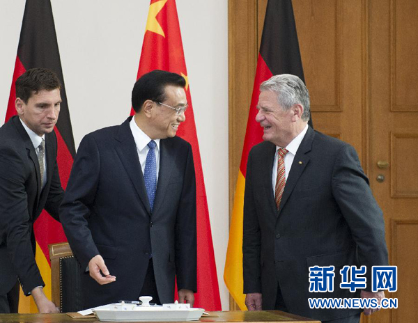 10月10日，國(guó)務(wù)院總理李克強(qiáng)在柏林會(huì)見(jiàn)德國(guó)總統(tǒng)高克。這是李克強(qiáng)總理與高克總統(tǒng)親切交談。 新華社記者 王曄 攝 