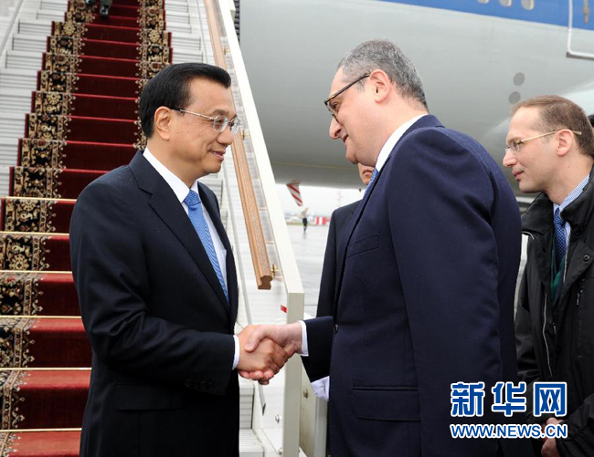 10月12日，中國國務(wù)院總理李克強乘專機抵達莫斯科，開始對俄羅斯進行正式訪問并舉行中俄總理第十九次定期會晤。俄羅斯聯(lián)邦政府高級官員到機場迎接李克強總理。新華社記者 饒愛民 攝