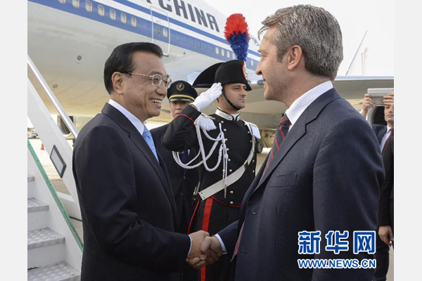 10月14日，國務(wù)院總理李克強(qiáng)乘專機(jī)抵達(dá)羅馬，開始對意大利進(jìn)行正式訪問，意大利政府高級官員到機(jī)場迎接。 新華社記者李學(xué)仁攝