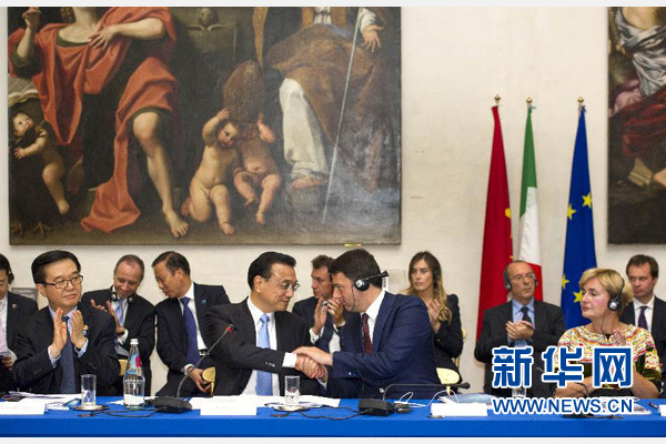 10月14日，中國(guó)國(guó)務(wù)院總理李克強(qiáng)在羅馬巴爾貝里尼宮與意大利總理倫齊共同會(huì)見(jiàn)中意企業(yè)家委員會(huì)委員及企業(yè)家代表并致辭。 新華社記者謝環(huán)馳 攝 