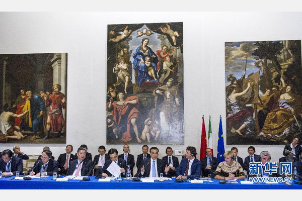 10月14日，中國(guó)國(guó)務(wù)院總理李克強(qiáng)在羅馬巴爾貝里尼宮與意大利總理倫齊共同會(huì)見(jiàn)中意企業(yè)家委員會(huì)委員及企業(yè)家代表并致辭。 新華社記者 王曄攝 