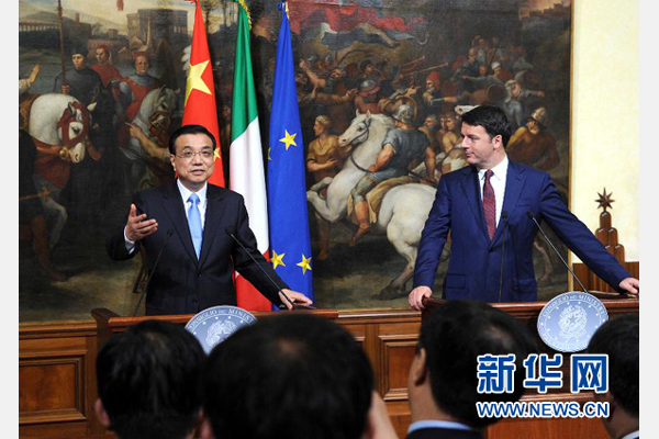 10月14日，中國國務(wù)院總理李克強與意大利總理倫齊在羅馬舉行會談后共同會見記者。 新華社記者 饒愛民 攝 