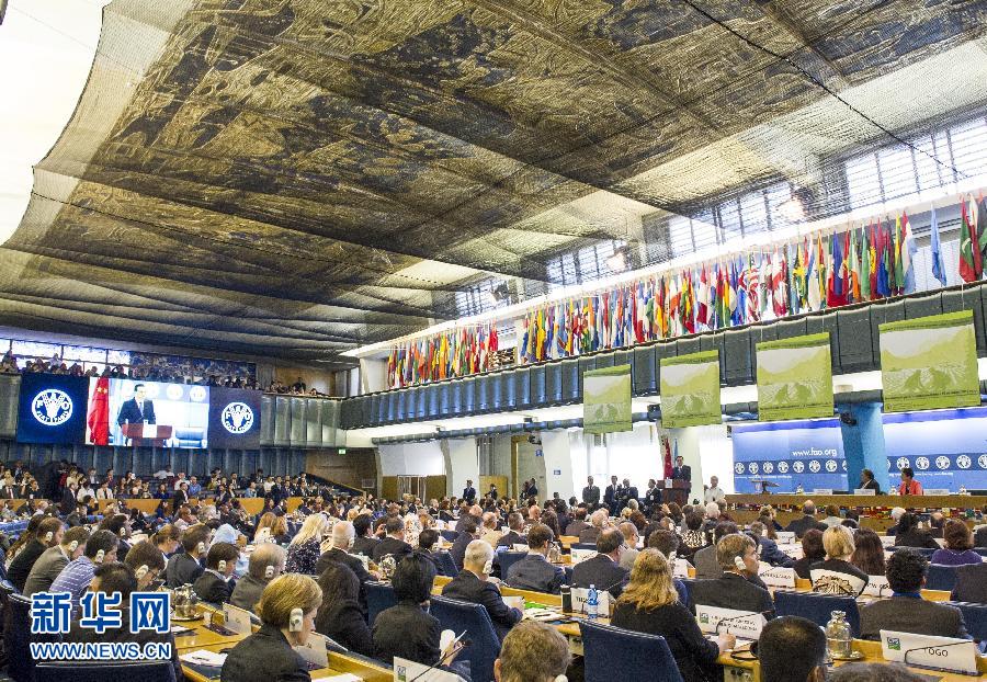 10月15日，中國國務院總理李克強在格拉齊亞諾總干事的陪同下在位于羅馬的聯(lián)合國糧農(nóng)組織總部發(fā)表演講。 新華社記者 王曄 攝 