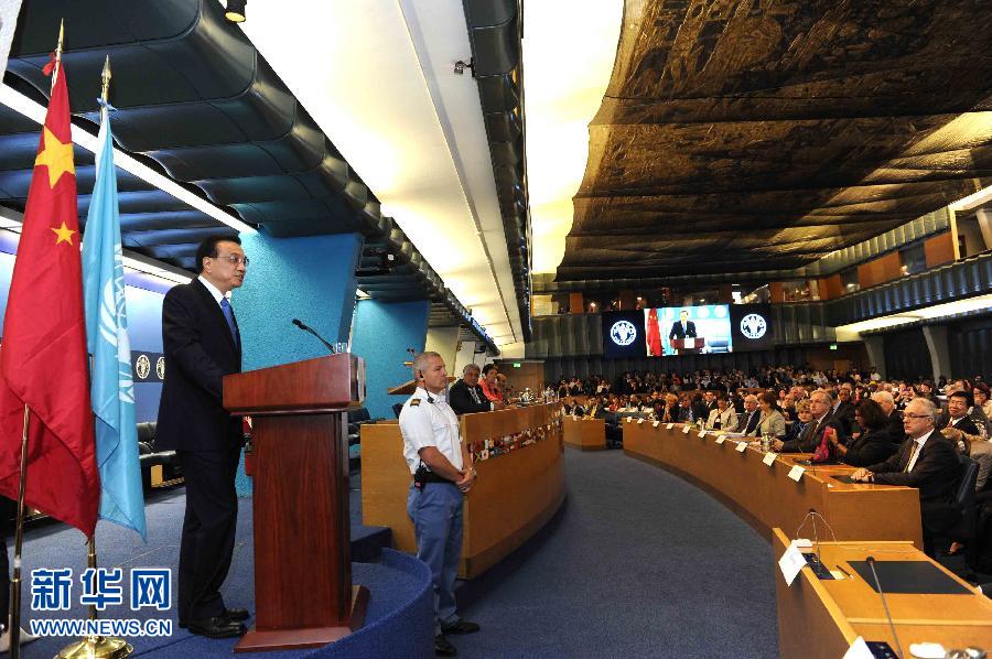 10月15日，中國國務院總理李克強在格拉齊亞諾總干事的陪同下在位于羅馬的聯(lián)合國糧農(nóng)組織總部發(fā)表演講。 新華社記者 饒愛民 攝 