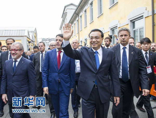 10月16日，中國(guó)國(guó)務(wù)院總理李克強(qiáng)在米蘭與意大利總理倫齊共同出席第五屆中意創(chuàng)新合作周大會(huì)并致辭。這是李克強(qiáng)抵達(dá)位于米蘭理工大學(xué)的會(huì)場(chǎng)。新華社記者王曄攝