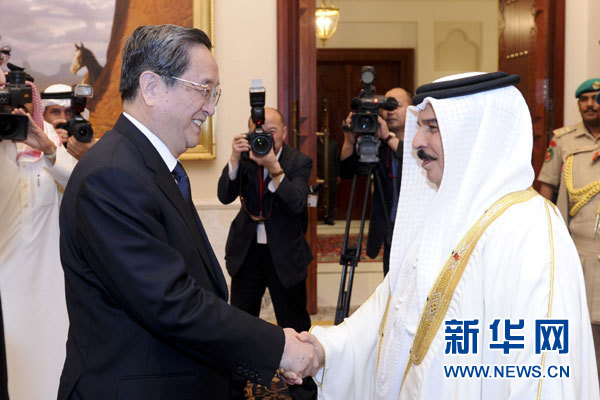 11月6日，正在巴林進(jìn)行正式友好訪問的全國政協(xié)主席俞正聲在麥納麥會(huì)見巴林國王哈馬德。 新華社記者 張鐸 攝