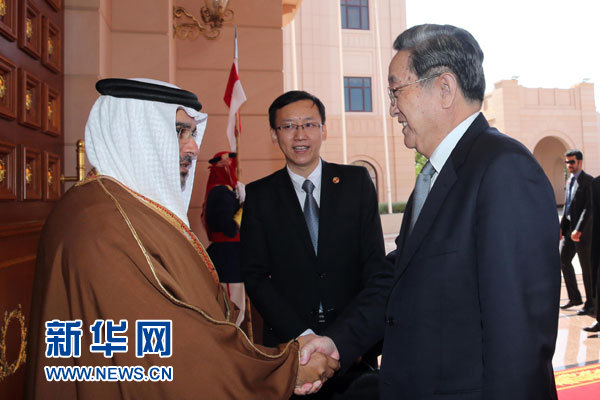 11月6日，正在巴林進(jìn)行正式友好訪問的全國政協(xié)主席俞正聲在麥納麥會(huì)見巴林王儲(chǔ)薩勒曼。 新華社記者劉衛(wèi)兵攝
