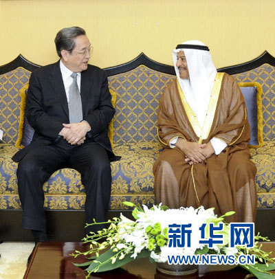 11月6日，正在巴林進(jìn)行正式友好訪問的全國政協(xié)主席俞正聲在麥納麥與巴林協(xié)商會(huì)議主席阿里舉行會(huì)談。 新華社記者 張鐸 攝