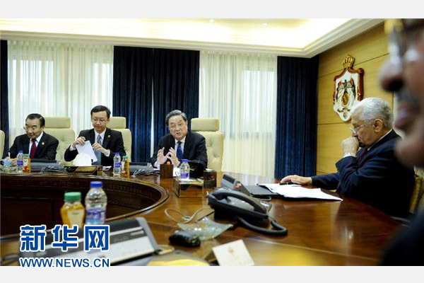 11月9日，正在約旦進行正式友好訪問的全國政協(xié)主席俞正聲在安曼會見約旦首相恩蘇爾。 新華社記者 張鐸 攝 