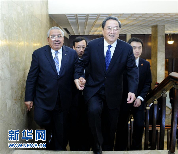 11月9日，正在約旦進行正式友好訪問的全國政協(xié)主席俞正聲在安曼與約旦參議長拉瓦比德進行會談。這是會談前，俞正聲與拉瓦比德攜手步入會場。新華社記者 張鐸 攝 