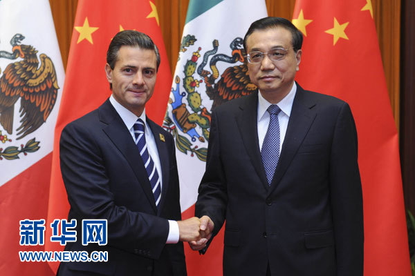 11月11日，國務(wù)院總理李克強(qiáng)在北京人民大會(huì)堂會(huì)見來華進(jìn)行國事訪問并出席亞太經(jīng)合組織第二十二次領(lǐng)導(dǎo)人非正式會(huì)議的墨西哥總統(tǒng)培尼亞。新華社記者張鐸攝