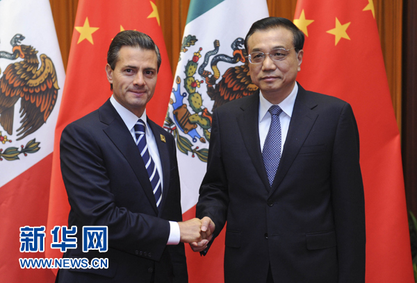 11月11日，國(guó)務(wù)院總理李克強(qiáng)在北京人民大會(huì)堂會(huì)見來華進(jìn)行國(guó)事訪問并出席亞太經(jīng)合組織第二十二次領(lǐng)導(dǎo)人非正式會(huì)議的墨西哥總統(tǒng)培尼亞。新華社記者張鐸 攝 