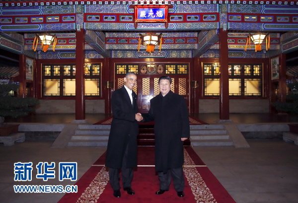 11月11日晚，國(guó)家主席習(xí)近平在中南海同美國(guó)總統(tǒng)奧巴馬舉行會(huì)晤。這是兩國(guó)元首在瀛臺(tái)涵元殿前握手。 新華社記者鞠鵬攝